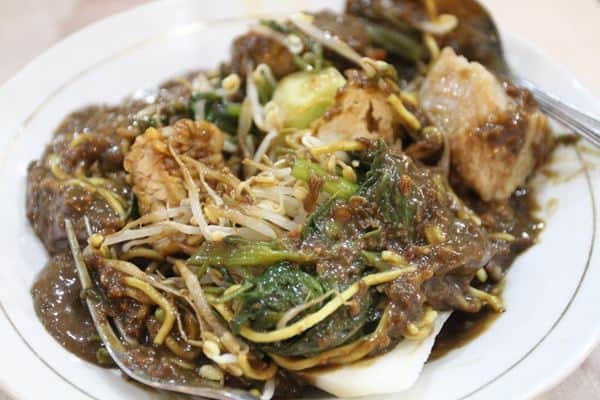 Rujak Cingur Achmad Jais, 1. Sop Buntut Depot Sari, 2. Rawon Nguling, 3. Nasi Kuning Depot Wijaya, 4. Lontong Balap Pak Gendut, 5. Nasi Pecel Bu Djoyo, 6. Sate Klopo Ondomohen Bu Asih, 7. Lontong Mie Ny. Marlia, 8. Es Krim Zangrandi, 9. Rujak Cingur Achmad Jais, 10. Cakue Peneleh