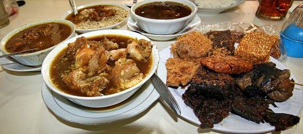 Rawon Nguling, 1. Sop Buntut Depot Sari, 2. Rawon Nguling, 3. Nasi Kuning Depot Wijaya, 4. Lontong Balap Pak Gendut, 5. Nasi Pecel Bu Djoyo, 6. Sate Klopo Ondomohen Bu Asih, 7. Lontong Mie Ny. Marlia, 8. Es Krim Zangrandi, 9. Rujak Cingur Achmad Jais, 10. Cakue Peneleh