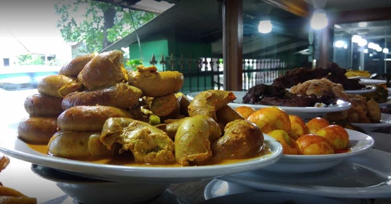 sabana kapau, 1. Rumah Makan Malah Dicubo, 2. Rumah Makan Padang Bu Mus, 3. Restoran Sederhana, 4. Sari Bundo, 5. Restoran Simpang Raya, 6. Rumah Makan Sabana Kapau, 7. Rumah Makan Dendeng Batokok, 8. Mitra Sederhana Pasteur, 9. Restoran Gelora Minang, 10. Rumah Makan Uni Kapau Jaya, 11. Rumah Makan Boga Raso, 12. Rumah Makan Surya Permai