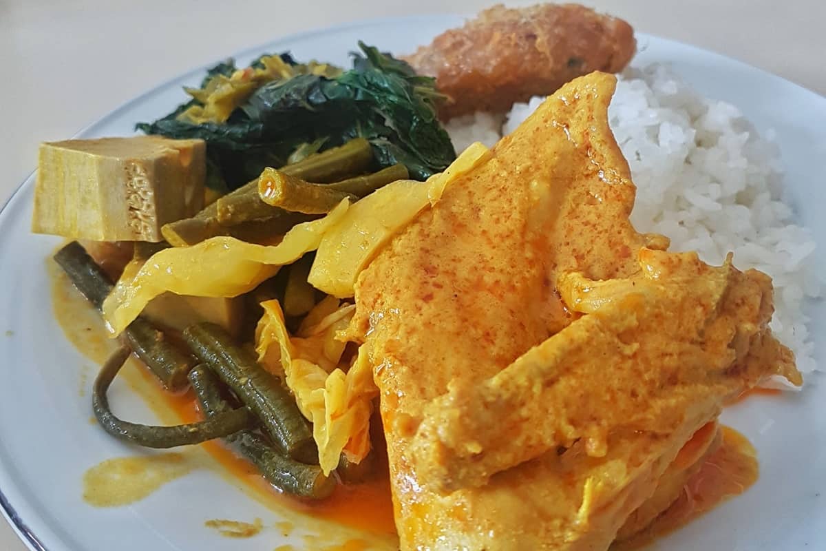 1. Rumah Makan Malah Dicubo, 2. Rumah Makan Padang Bu Mus, 3. Restoran Sederhana, 4. Sari Bundo, 5. Restoran Simpang Raya, 6. Rumah Makan Sabana Kapau, 7. Rumah Makan Dendeng Batokok, 8. Mitra Sederhana Pasteur, 9. Restoran Gelora Minang, 10. Rumah Makan Uni Kapau Jaya, 11. Rumah Makan Boga Raso, 12. Rumah Makan Surya Permai