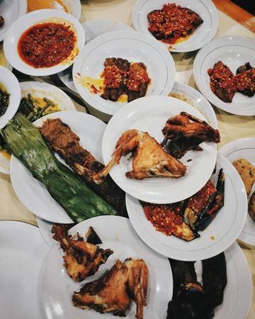 Rumah Makan Surya Permai, 1. Rumah Makan Malah Dicubo, 2. Rumah Makan Padang Bu Mus, 3. Restoran Sederhana, 4. Sari Bundo, 5. Restoran Simpang Raya, 6. Rumah Makan Sabana Kapau, 7. Rumah Makan Dendeng Batokok, 8. Mitra Sederhana Pasteur, 9. Restoran Gelora Minang, 10. Rumah Makan Uni Kapau Jaya, 11. Rumah Makan Boga Raso, 12. Rumah Makan Surya Permai