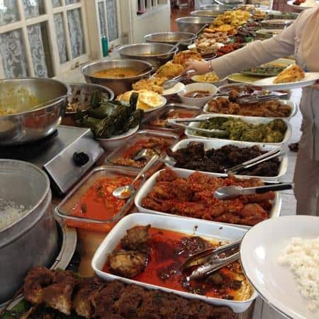 Rumah Makan &amp; Kafe Sari Bundo, 1. Rumah Makan Malah Dicubo, 2. Rumah Makan Padang Bu Mus, 3. Restoran Sederhana, 4. Sari Bundo, 5. Restoran Simpang Raya, 6. Rumah Makan Sabana Kapau, 7. Rumah Makan Dendeng Batokok, 8. Mitra Sederhana Pasteur, 9. Restoran Gelora Minang, 10. Rumah Makan Uni Kapau Jaya, 11. Rumah Makan Boga Raso, 12. Rumah Makan Surya Permai