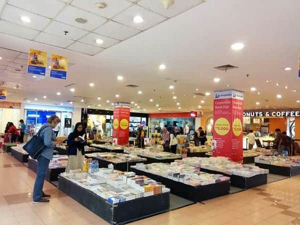 Gramedia, 1. Taman Pintar Book Store, 2. Kebun Bibi, 3. The Lucky Boomerang Bookshop, 4. Social Agency Baru, 5. Kios Buku Terban, 6. Toko Buku Tiga Serangkai, 7. Toko Buku Raja Murah, 8. Toko Buku Menara Kudus, 9. Periplus, 10. Gramedia