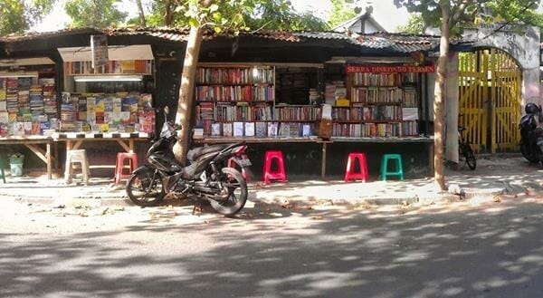 1. Taman Pintar Book Store, 2. Kebun Bibi, 3. The Lucky Boomerang Bookshop, 4. Social Agency Baru, 5. Kios Buku Terban, 6. Toko Buku Tiga Serangkai, 7. Toko Buku Raja Murah, 8. Toko Buku Menara Kudus, 9. Periplus, 10. Gramedia