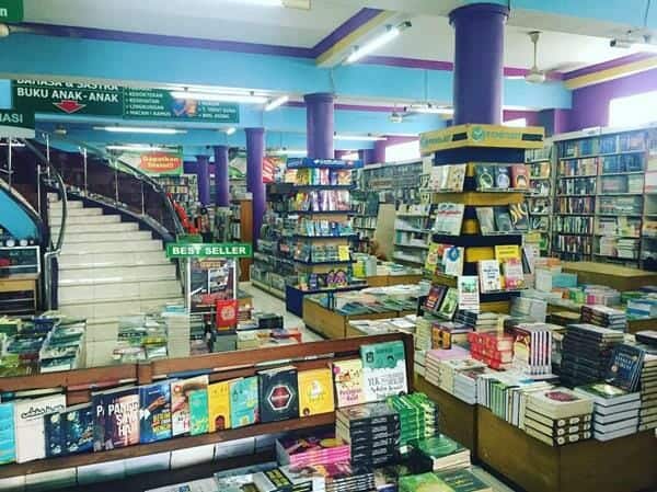 1. Taman Pintar Book Store, 2. Kebun Bibi, 3. The Lucky Boomerang Bookshop, 4. Social Agency Baru, 5. Kios Buku Terban, 6. Toko Buku Tiga Serangkai, 7. Toko Buku Raja Murah, 8. Toko Buku Menara Kudus, 9. Periplus, 10. Gramedia