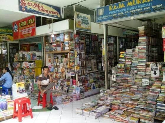 1. Taman Pintar Book Store, 2. Kebun Bibi, 3. The Lucky Boomerang Bookshop, 4. Social Agency Baru, 5. Kios Buku Terban, 6. Toko Buku Tiga Serangkai, 7. Toko Buku Raja Murah, 8. Toko Buku Menara Kudus, 9. Periplus, 10. Gramedia
