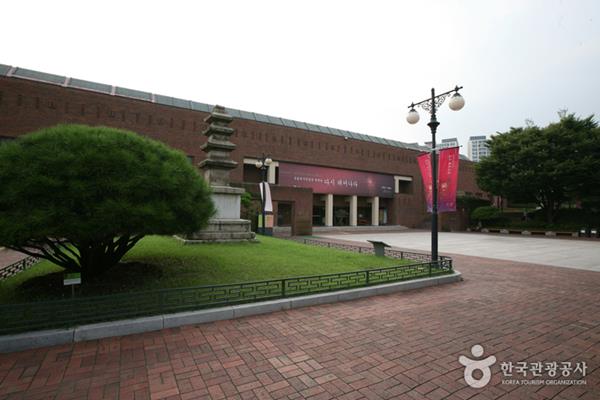 Museum Nasional Daegu, 1. Taman Apsan Daegu, 2. Kuil Donghwasa, 3. Pasar Seomun, 4. Daegu Arboretum, 5. E-World, 6. Taman Daegu Duryu, 7. Daegu Yangnyeongsi Museum of Oriental Medicine, 8. Museum Seni Daegu, 9. Museum Nasional Daegu, 10. The ARC Cultural Center