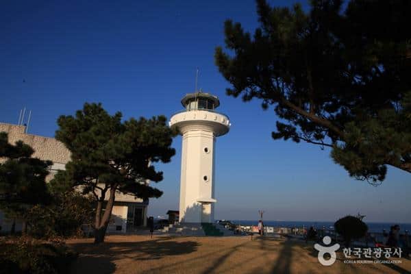 Mercusuar Ganjeolgot, 1. Daewangam Park, 2. Taehwagang River, 3. Ulsan Grand Park, 4. Taehwagang Grand Park, 5. Mercusuar Ganjeolgot, 6. Museum Ikan Paus Jangsaengpo, 7. Museum Ulsan, 8. Pantai Ilsan, 9. Kuil Seoknamsa, 10. Gunung Ganwolsan
