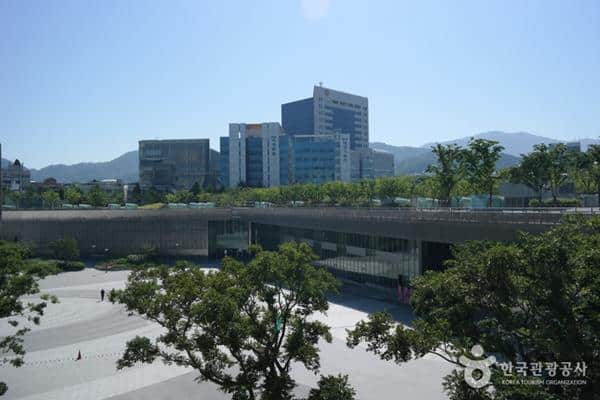 Asia Culture Center, 1. Mudeungsan National Park, 2. Gwangju Folk Museum, 3. Pungam Reservoir, 4. 1913 Songjeong Station Market, 5. Asia Culture Center/ACC, 6. The 5.18 Memorial Park, 7. Gwangju Museum of Art, 8. Gwangju National Museum, 9. Mudeungsan Jeungsimsa Temple, 10. Stadion Piala Dunia