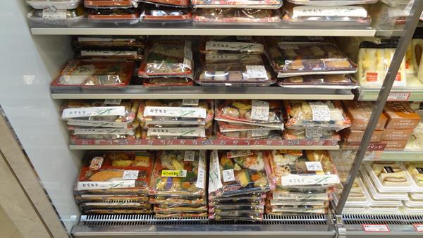 Bento_Boxes_in_Japanese_Convenience_Store_(13539630195), 1. Makanan Cepat Saji, 2. Makanan di Toko Serba Ada, 3. Ramen, 4. Teishokuya (Set Meal Restaurants), 5. Gyudon (Beef Bowl), 6. Sushi, 7. Yakiniku (Wagyu) dan Teppanyaki, 8. Makanan di Famiresu