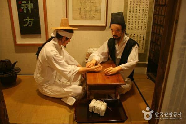 Daegu Yangnyeongsi Museum of Oriental Medicine, 1. Taman Apsan Daegu, 2. Kuil Donghwasa, 3. Pasar Seomun, 4. Daegu Arboretum, 5. E-World, 6. Taman Daegu Duryu, 7. Daegu Yangnyeongsi Museum of Oriental Medicine, 8. Museum Seni Daegu, 9. Museum Nasional Daegu, 10. The ARC Cultural Center
