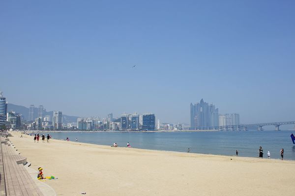 Gwangalli Beach Tempat Wisata di Busan, 1. Gwangalli Beach, 2. Haeundae Beach, 3. Oryukdo Skywalk, 4. Taejongdae, 5. Yongdusan Park dan Busan Tower, 6. Gwangbokro Cultural &amp; Fashion Street, 7. Gukje Market, 8. Haedong Yonggungsa, 9. Jagalchi Market, 10. Seokbulsa Temple