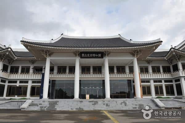 Gwangju National Museum, 1. Mudeungsan National Park, 2. Gwangju Folk Museum, 3. Pungam Reservoir, 4. 1913 Songjeong Station Market, 5. Asia Culture Center/ACC, 6. The 5.18 Memorial Park, 7. Gwangju Museum of Art, 8. Gwangju National Museum, 9. Mudeungsan Jeungsimsa Temple, 10. Stadion Piala Dunia