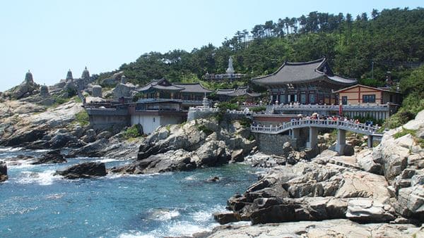 Haedong Yonggungsa, 1. Gwangalli Beach, 2. Haeundae Beach, 3. Oryukdo Skywalk, 4. Taejongdae, 5. Yongdusan Park dan Busan Tower, 6. Gwangbokro Cultural &amp; Fashion Street, 7. Gukje Market, 8. Haedong Yonggungsa, 9. Jagalchi Market, 10. Seokbulsa Temple