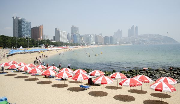 Haeundae Beach, 1. Gwangalli Beach, 2. Haeundae Beach, 3. Oryukdo Skywalk, 4. Taejongdae, 5. Yongdusan Park dan Busan Tower, 6. Gwangbokro Cultural &amp; Fashion Street, 7. Gukje Market, 8. Haedong Yonggungsa, 9. Jagalchi Market, 10. Seokbulsa Temple