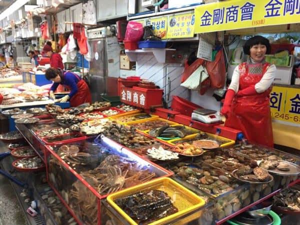 Jagalchi Market, 1. Gwangalli Beach, 2. Haeundae Beach, 3. Oryukdo Skywalk, 4. Taejongdae, 5. Yongdusan Park dan Busan Tower, 6. Gwangbokro Cultural &amp; Fashion Street, 7. Gukje Market, 8. Haedong Yonggungsa, 9. Jagalchi Market, 10. Seokbulsa Temple