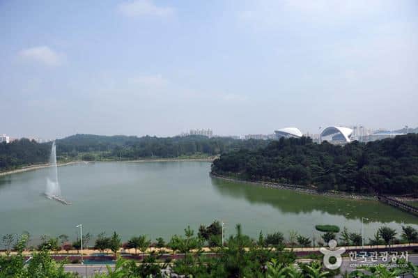 Pungam Reservoir, 1. Mudeungsan National Park, 2. Gwangju Folk Museum, 3. Pungam Reservoir, 4. 1913 Songjeong Station Market, 5. Asia Culture Center/ACC, 6. The 5.18 Memorial Park, 7. Gwangju Museum of Art, 8. Gwangju National Museum, 9. Mudeungsan Jeungsimsa Temple, 10. Stadion Piala Dunia