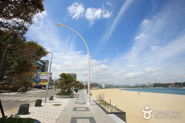Pantai Ilsan, 1. Daewangam Park, 2. Taehwagang River, 3. Ulsan Grand Park, 4. Taehwagang Grand Park, 5. Mercusuar Ganjeolgot, 6. Museum Ikan Paus Jangsaengpo, 7. Museum Ulsan, 8. Pantai Ilsan, 9. Kuil Seoknamsa, 10. Gunung Ganwolsan