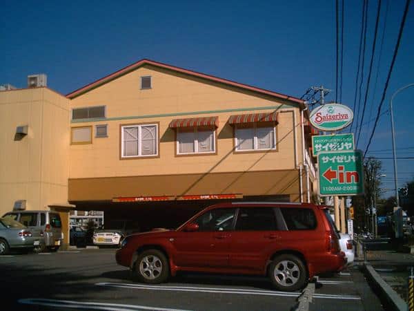 Saizeriya, 1. Makanan Cepat Saji, 2. Makanan di Toko Serba Ada, 3. Ramen, 4. Teishokuya (Set Meal Restaurants), 5. Gyudon (Beef Bowl), 6. Sushi, 7. Yakiniku (Wagyu) dan Teppanyaki, 8. Makanan di Famiresu