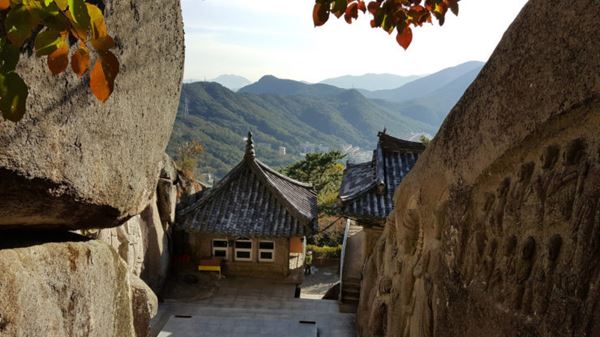 Seokbulsa Temple, 1. Gwangalli Beach, 2. Haeundae Beach, 3. Oryukdo Skywalk, 4. Taejongdae, 5. Yongdusan Park dan Busan Tower, 6. Gwangbokro Cultural &amp; Fashion Street, 7. Gukje Market, 8. Haedong Yonggungsa, 9. Jagalchi Market, 10. Seokbulsa Temple