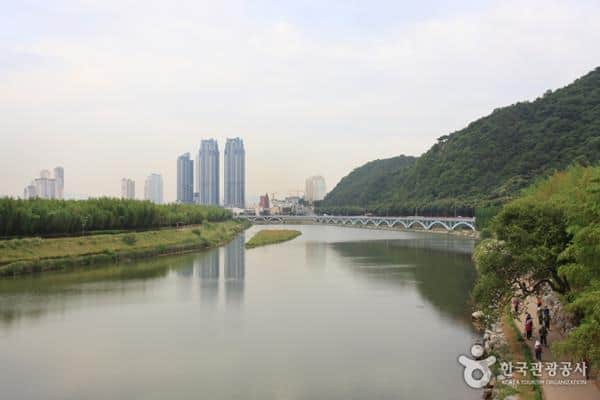 Taehwagang River, 1. Daewangam Park, 2. Taehwagang River, 3. Ulsan Grand Park, 4. Taehwagang Grand Park, 5. Mercusuar Ganjeolgot, 6. Museum Ikan Paus Jangsaengpo, 7. Museum Ulsan, 8. Pantai Ilsan, 9. Kuil Seoknamsa, 10. Gunung Ganwolsan