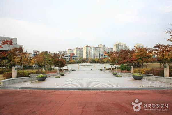 The 5.18 Memorial Park, 1. Mudeungsan National Park, 2. Gwangju Folk Museum, 3. Pungam Reservoir, 4. 1913 Songjeong Station Market, 5. Asia Culture Center/ACC, 6. The 5.18 Memorial Park, 7. Gwangju Museum of Art, 8. Gwangju National Museum, 9. Mudeungsan Jeungsimsa Temple, 10. Stadion Piala Dunia