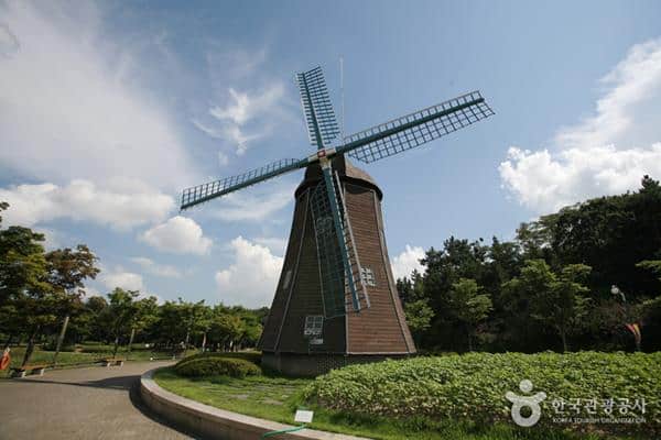 Ulsan Grand Park, 1. Daewangam Park, 2. Taehwagang River, 3. Ulsan Grand Park, 4. Taehwagang Grand Park, 5. Mercusuar Ganjeolgot, 6. Museum Ikan Paus Jangsaengpo, 7. Museum Ulsan, 8. Pantai Ilsan, 9. Kuil Seoknamsa, 10. Gunung Ganwolsan