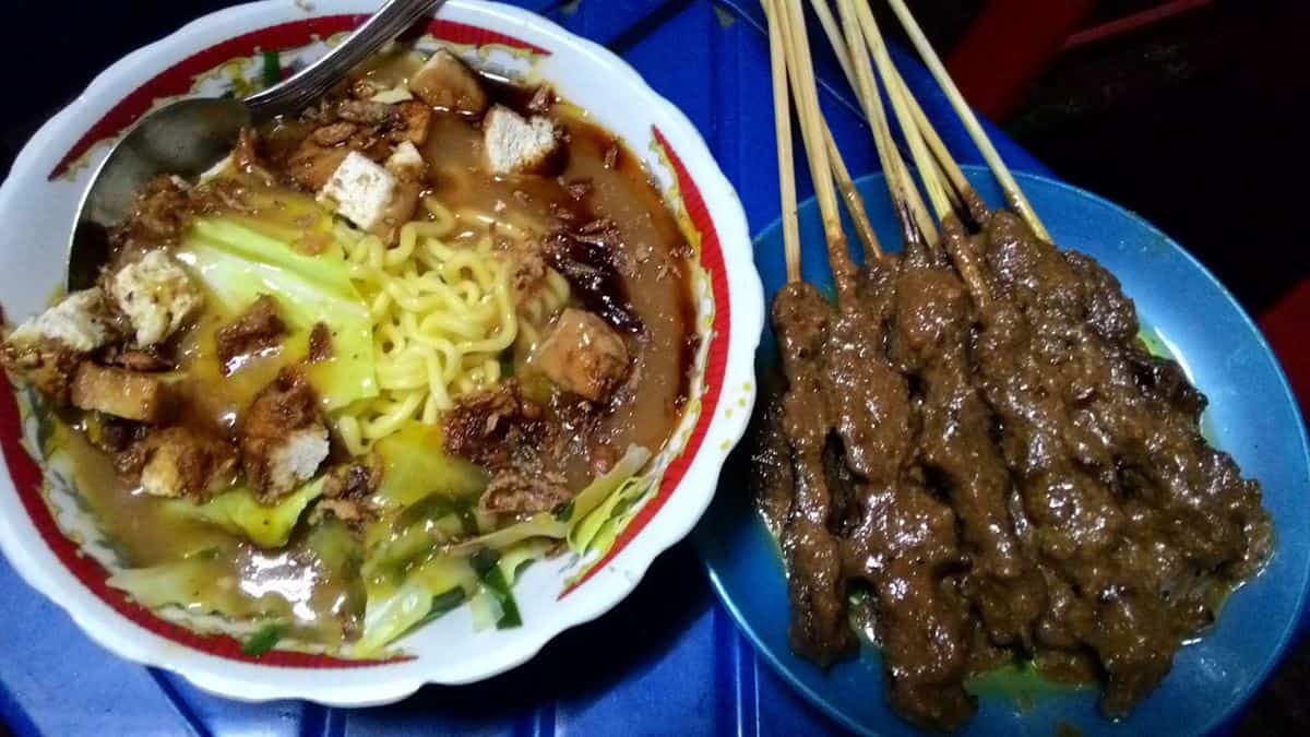 Mi Ongklok, 1. Sagon, 2. Manisan Carica, 3. Opak Singkong Dieng Wonosobo, 4. Purwaceng, 5. Dendeng Gepuk, 6. Terong Belanda, 7. Kacang Dieng, 8. Mi Ongklok