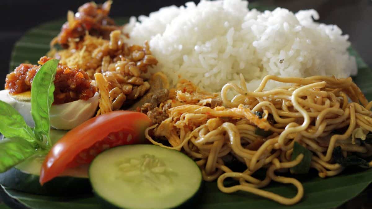 Nasi Jinggo, 1. Nasi Jinggo/Jenggo, 2. Sate Plecing, 3. Nasi Tepeng, 4. Tum Ayam, 5. Sate Kakul