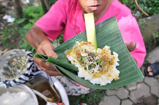 Nasi Tepeng, 1. Nasi Jinggo/Jenggo, 2. Sate Plecing, 3. Nasi Tepeng, 4. Tum Ayam, 5. Sate Kakul