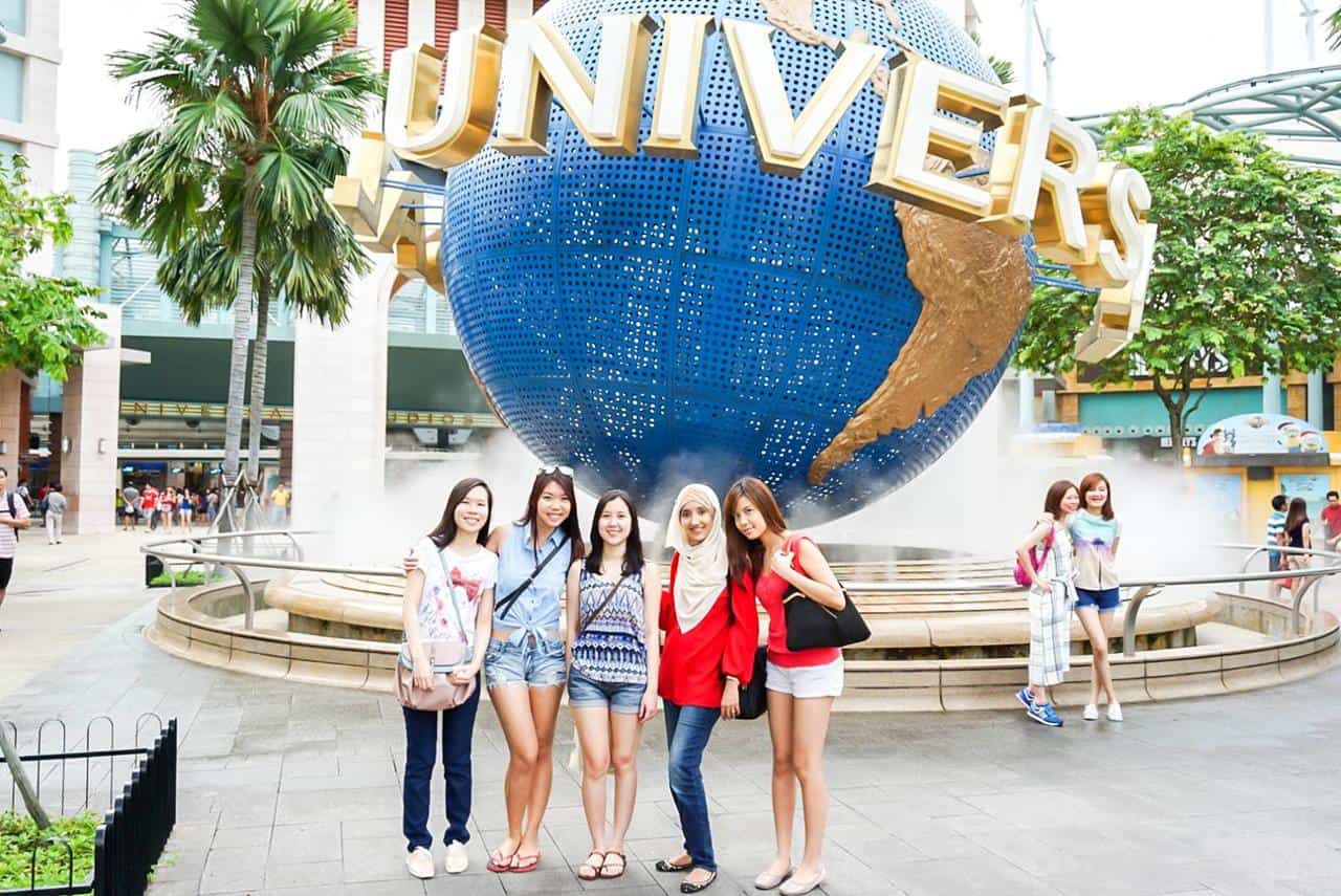 OOTD di USS, 1. Beli Tiket secara Online, 2. Datang pada Weekdays atau Low season, 3. Datang Lebih Pagi atau Sekitar Jam 4 sore, 4. Ambil Peta, 5. Tentukan Wahana yang Ingin Dinaiki, 6. Cek Jadwal Roadshow dan Photo Session, 7. Bawa botol minum sendiri, 8. Kenakan Pakaian dan Alas kaki yang Nyaman, 9. Bawa Topi dan Payung, 10. Bawa Jas Hujan atau Baju Ganti