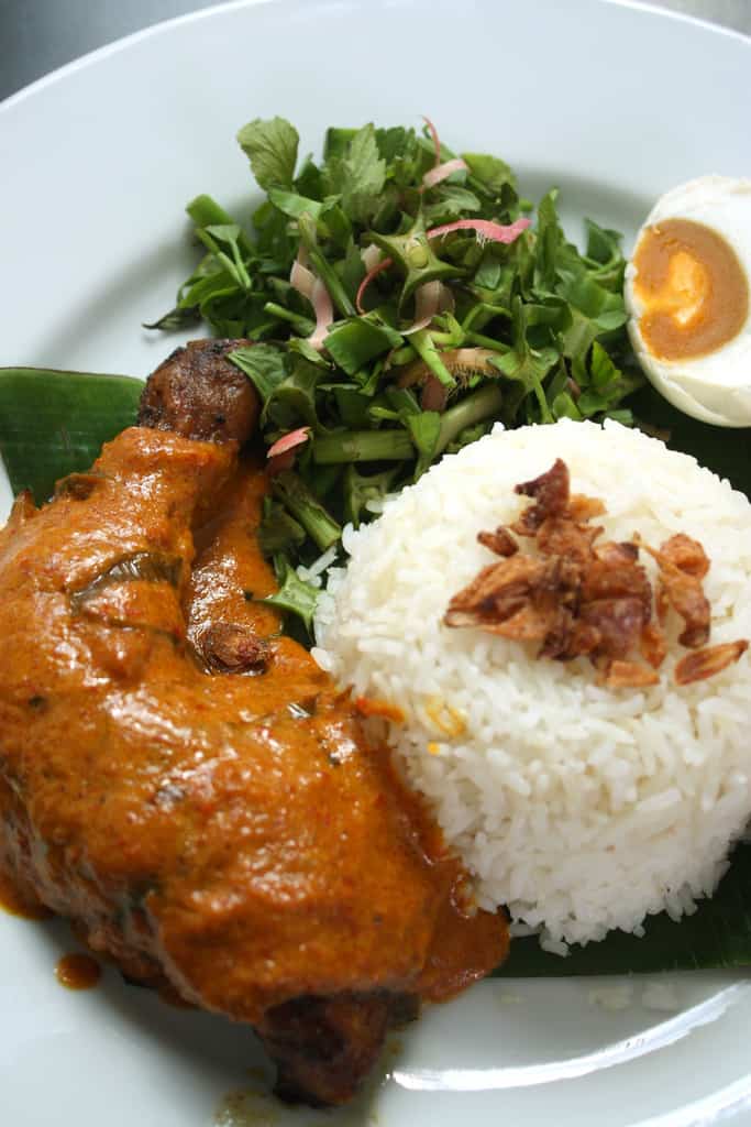 Ayam Percik, 1. Nasi Ayam Hainan, Singapura, 2. Beggar Chicken, Hangzhou-Cina, 3. Kai Yang, Timur Laut Thailand, Thailand, 4. Şiş Tavuk, Turki, 5. Dak Galbi, Korea Selatan , 6. Chicken 65, India, 7. Tebasaki, Jepang, 8. Morgh e shekam por, Iran, 9. Ayam Percik, Malaysia, 10. Ayam Pop, Padang-Indonesia