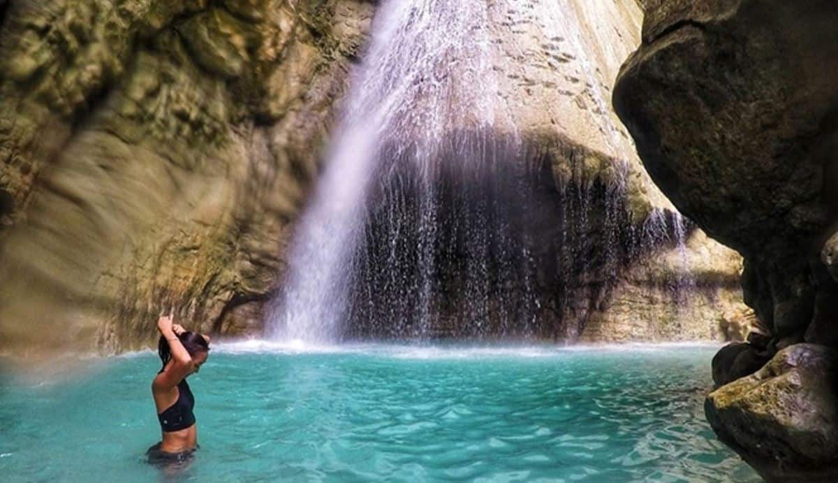 Air Terjun Hoko, 1. Pantai Liang, 2. Pantai Lubang Buaya Morella, 3. Pantai Pasir Panjang, 4. Banteng Belgica, 5. Istana Mini, 6. Rumah Pengasingan Bung Hatta, 7. Gunung Banda Api, 8. Pantai Ora, 9. Pulau Bair, 10. Pulau Kasa, 11. Pulau Hatta, 12. Gunung Binaiya, 13. Pantai Ngurtafur, 14. Air Terjun Hoko, 15. Taman Nasional Manusela