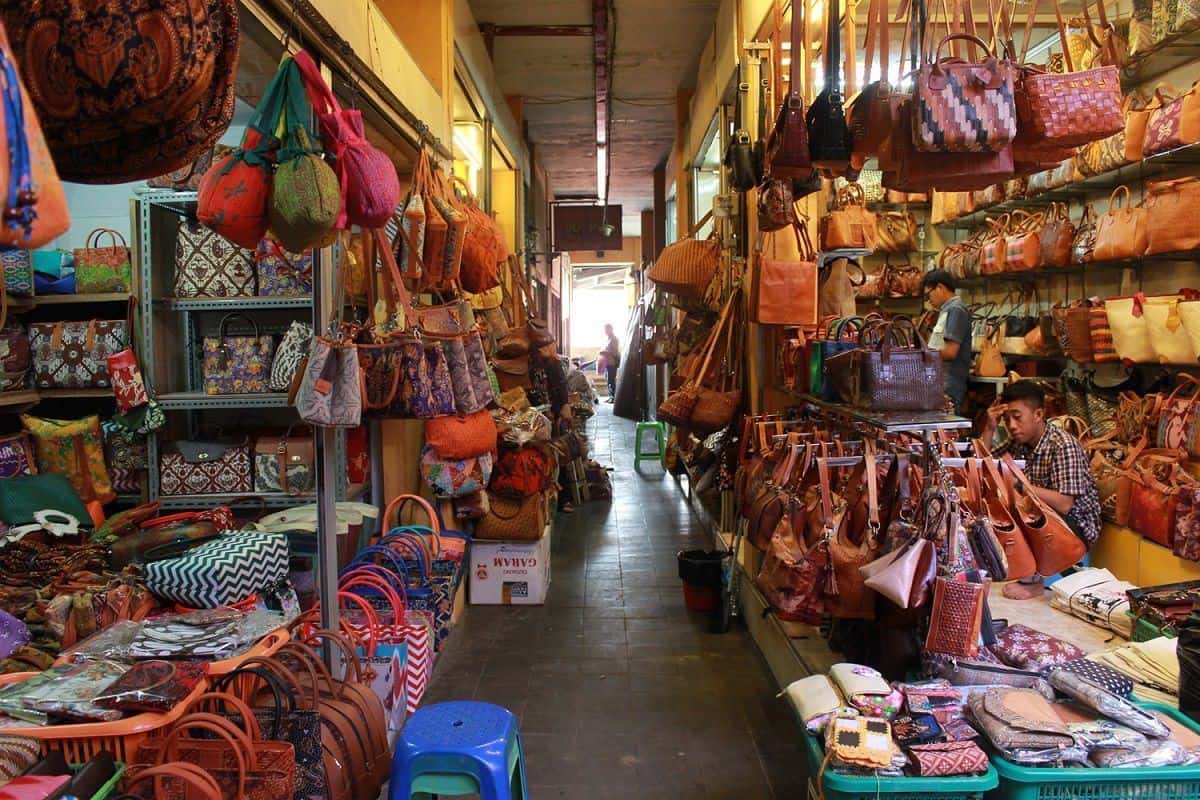 Aksesoris Khas Jogja, 1. Kaos Dagadu, 2. Batik, 3. Tas Dowa, 4. Kerajinan Perak, 5. Gerabah Tanah Liat, 6. Blangkon, 7. Surjan (Pengageman Takwa), 8. Patung Loro Blonyo, 9. Topeng Batik, 10. Aksesoris Khas Jogja
