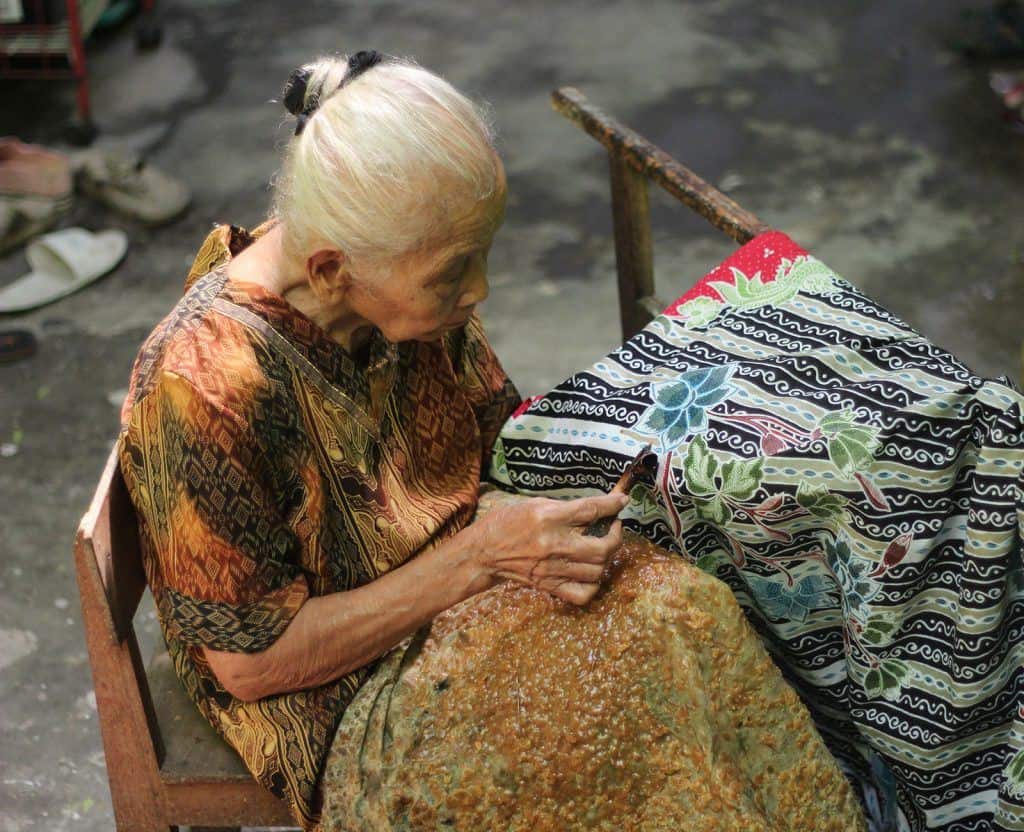 Batik Solo, 1. Rambak Petis, 2. Brem Solo, 3. Abon Mesran, 4. Intip, 5. Klengkam, 6. Serbat, 7. Solo Pluffy Cake, 8. Batik Solo
