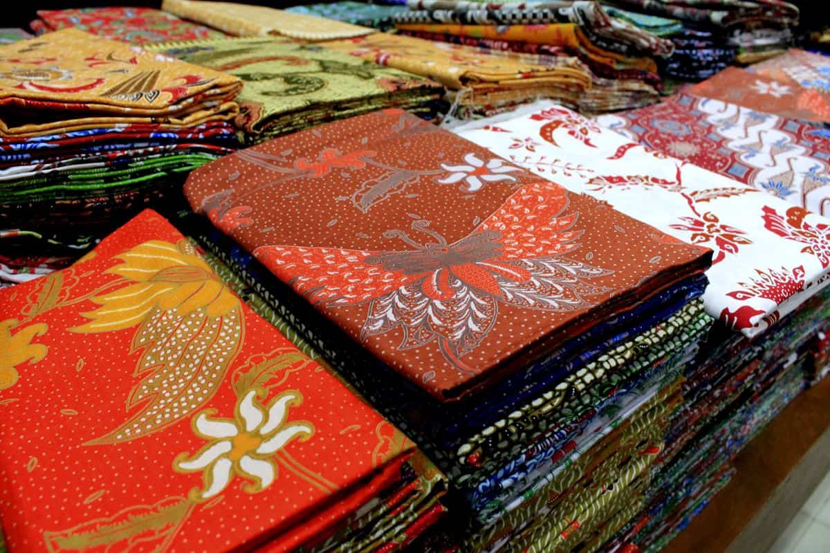 Batik, 1. Kaos Dagadu, 2. Batik, 3. Tas Dowa, 4. Kerajinan Perak, 5. Gerabah Tanah Liat, 6. Blangkon, 7. Surjan (Pengageman Takwa), 8. Patung Loro Blonyo, 9. Topeng Batik, 10. Aksesoris Khas Jogja