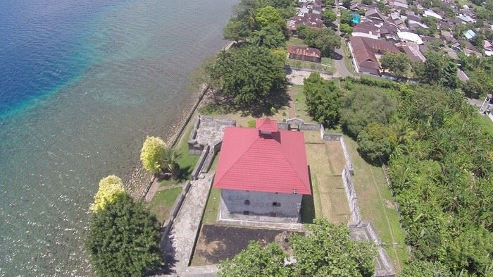 Benteng Amsterdam Hila, 1. Pulau Molana, 2. Benteng Amsterdam Hila, 3. Pantai Pintu Kota, 4. Goa Hawang