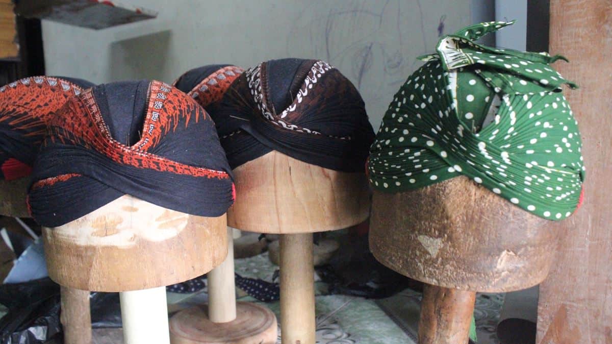 Blangkon, 1. Kaos Dagadu, 2. Batik, 3. Tas Dowa, 4. Kerajinan Perak, 5. Gerabah Tanah Liat, 6. Blangkon, 7. Surjan (Pengageman Takwa), 8. Patung Loro Blonyo, 9. Topeng Batik, 10. Aksesoris Khas Jogja