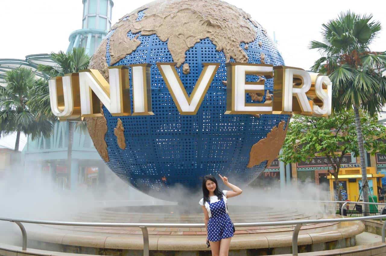 Foto depan USS, 1. Beli Tiket secara Online, 2. Datang pada Weekdays atau Low season, 3. Datang Lebih Pagi atau Sekitar Jam 4 sore, 4. Ambil Peta, 5. Tentukan Wahana yang Ingin Dinaiki, 6. Cek Jadwal Roadshow dan Photo Session, 7. Bawa botol minum sendiri, 8. Kenakan Pakaian dan Alas kaki yang Nyaman, 9. Bawa Topi dan Payung, 10. Bawa Jas Hujan atau Baju Ganti