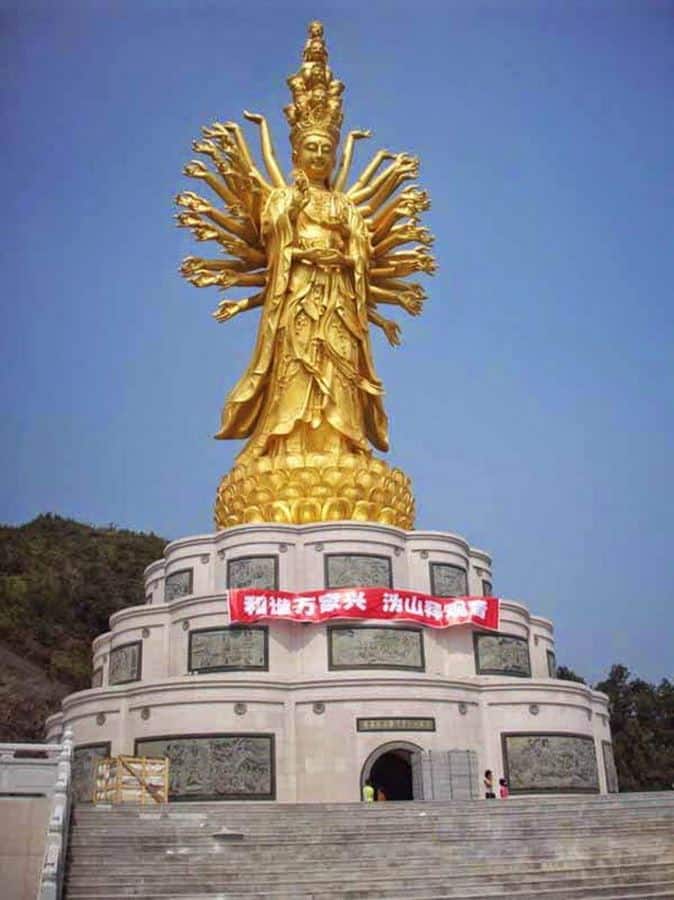 Guishan Guanyin, 1. Christ the Redeemer (Brasil), 2. Ushiku Daibutsu (Jepang), 3. The Laykyun Sekkya Buddha (Myanmar), 4. Garuda Wisnu Kencana (Indonesia), 5. The Spring Temple Buddha (China), 6. Liberty Statue (USA), 7. The Motherland Calls (Rusia), 8. Statue of Unity (India), 9. Great Buddha of Thailand (Thailand), 10. Guishan Guanyin (Tiongkok)