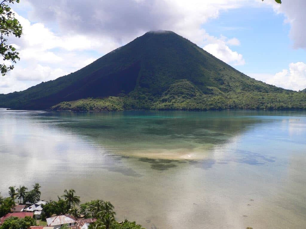 Gunung Banda Api, 1. Pantai Liang, 2. Pantai Lubang Buaya Morella, 3. Pantai Pasir Panjang, 4. Banteng Belgica, 5. Istana Mini, 6. Rumah Pengasingan Bung Hatta, 7. Gunung Banda Api, 8. Pantai Ora, 9. Pulau Bair, 10. Pulau Kasa, 11. Pulau Hatta, 12. Gunung Binaiya, 13. Pantai Ngurtafur, 14. Air Terjun Hoko, 15. Taman Nasional Manusela