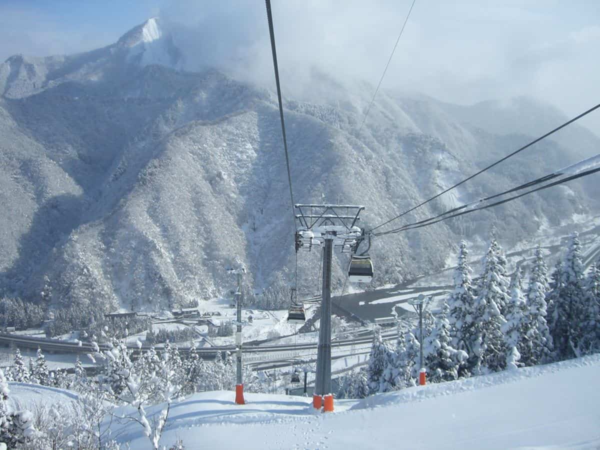 Gala Yuzawa Snow Resort, 1. Sapporo Snow Festival, 2. Shirakawa-Go, 3. Gala Yuzawa Snow Resort, 4. Niseko, 5. Takaragawa Onsenkaku, 6. Shiga Kogen, 7. Shiretoko, Hokaido, 8. Monster Gunung Zao, 9. Festival Kamakura, 10. Taman Monyet Gunung Jigokudani