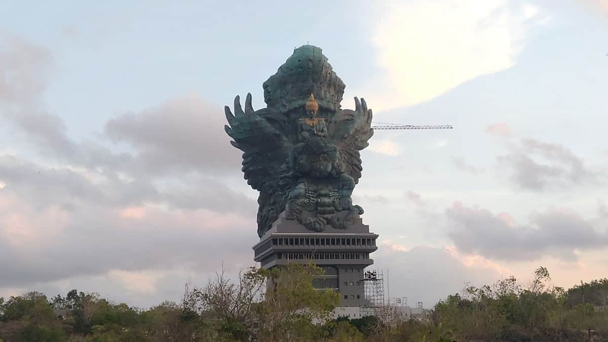 Garuda Wisnu Kencana, 1. Christ the Redeemer (Brasil), 2. Ushiku Daibutsu (Jepang), 3. The Laykyun Sekkya Buddha (Myanmar), 4. Garuda Wisnu Kencana (Indonesia), 5. The Spring Temple Buddha (China), 6. Liberty Statue (USA), 7. The Motherland Calls (Rusia), 8. Statue of Unity (India), 9. Great Buddha of Thailand (Thailand), 10. Guishan Guanyin (Tiongkok)