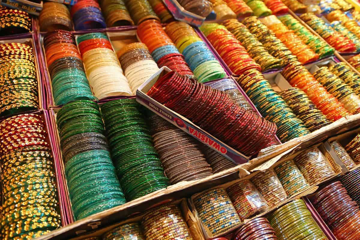Gelang India, 1. Kain Sari, 2. Miniatur Taj Mahal, 3. Teh India, 4. Sepatu Mojari, 5. Laddu, 6. Halwa, 7. Gelang India, 8. Tas Etnik India