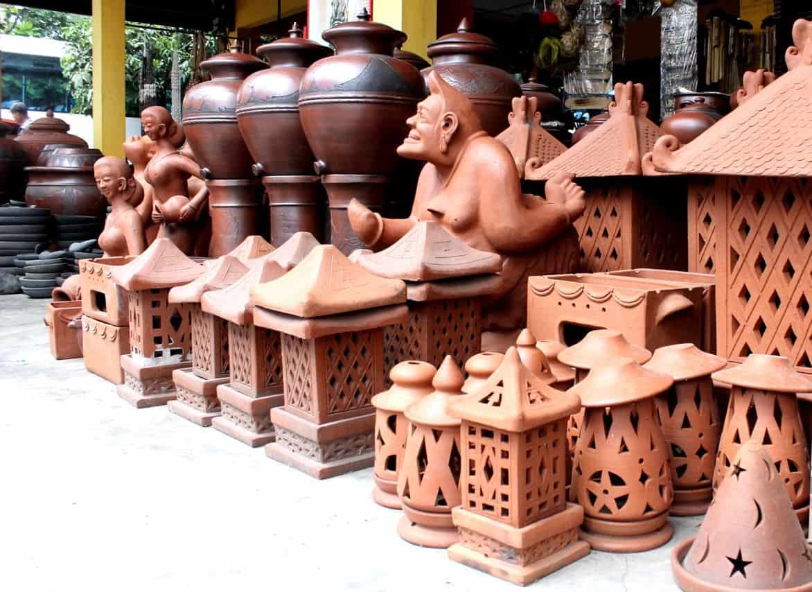 Gerabah Tanah Liat, 1. Kaos Dagadu, 2. Batik, 3. Tas Dowa, 4. Kerajinan Perak, 5. Gerabah Tanah Liat, 6. Blangkon, 7. Surjan (Pengageman Takwa), 8. Patung Loro Blonyo, 9. Topeng Batik, 10. Aksesoris Khas Jogja