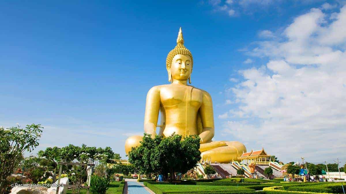 Great Buddha of Thailand, 1. Christ the Redeemer (Brasil), 2. Ushiku Daibutsu (Jepang), 3. The Laykyun Sekkya Buddha (Myanmar), 4. Garuda Wisnu Kencana (Indonesia), 5. The Spring Temple Buddha (China), 6. Liberty Statue (USA), 7. The Motherland Calls (Rusia), 8. Statue of Unity (India), 9. Great Buddha of Thailand (Thailand), 10. Guishan Guanyin (Tiongkok)
