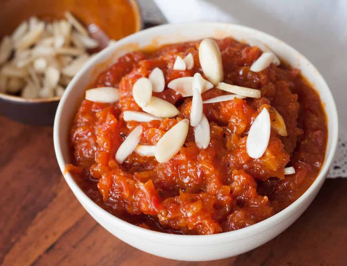 Halwa, 1. Kain Sari, 2. Miniatur Taj Mahal, 3. Teh India, 4. Sepatu Mojari, 5. Laddu, 6. Halwa, 7. Gelang India, 8. Tas Etnik India