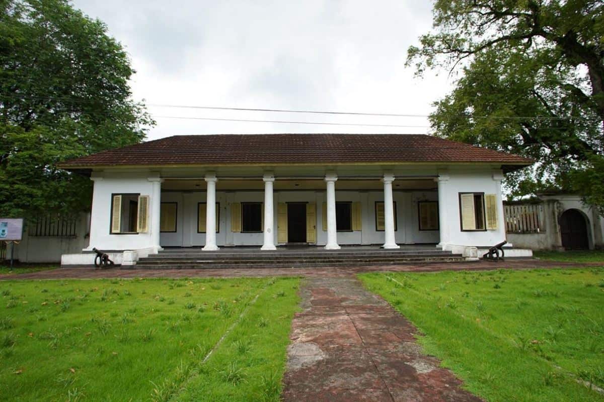 Istana Mini, 1. Pantai Liang, 2. Pantai Lubang Buaya Morella, 3. Pantai Pasir Panjang, 4. Banteng Belgica, 5. Istana Mini, 6. Rumah Pengasingan Bung Hatta, 7. Gunung Banda Api, 8. Pantai Ora, 9. Pulau Bair, 10. Pulau Kasa, 11. Pulau Hatta, 12. Gunung Binaiya, 13. Pantai Ngurtafur, 14. Air Terjun Hoko, 15. Taman Nasional Manusela