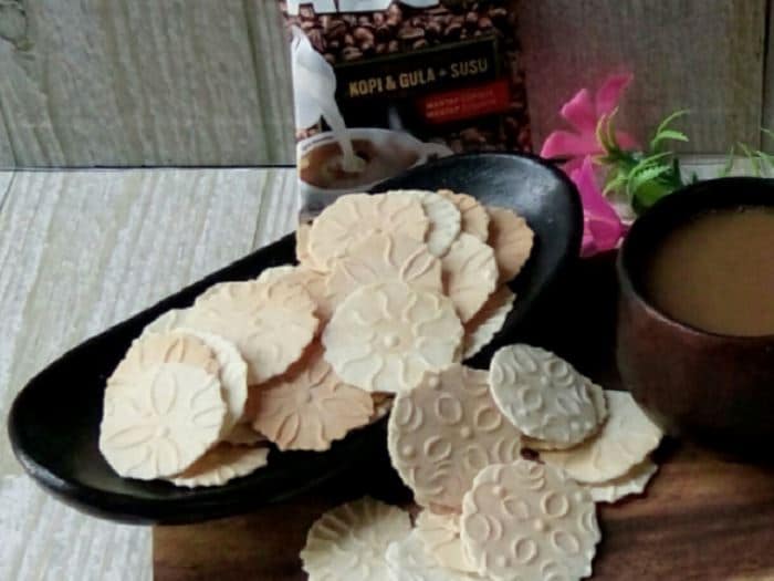 Kue Duit, 1. Bandeng Rorod, 2. Kue Biji Ketapang, 3. Kue Duit, 4. Kue Akar Kelapa, 5. Kue Kembang Goyang Wijen, 6. Kue Dongkal, 7. Kue Rangi, 8. Kue Jalabia