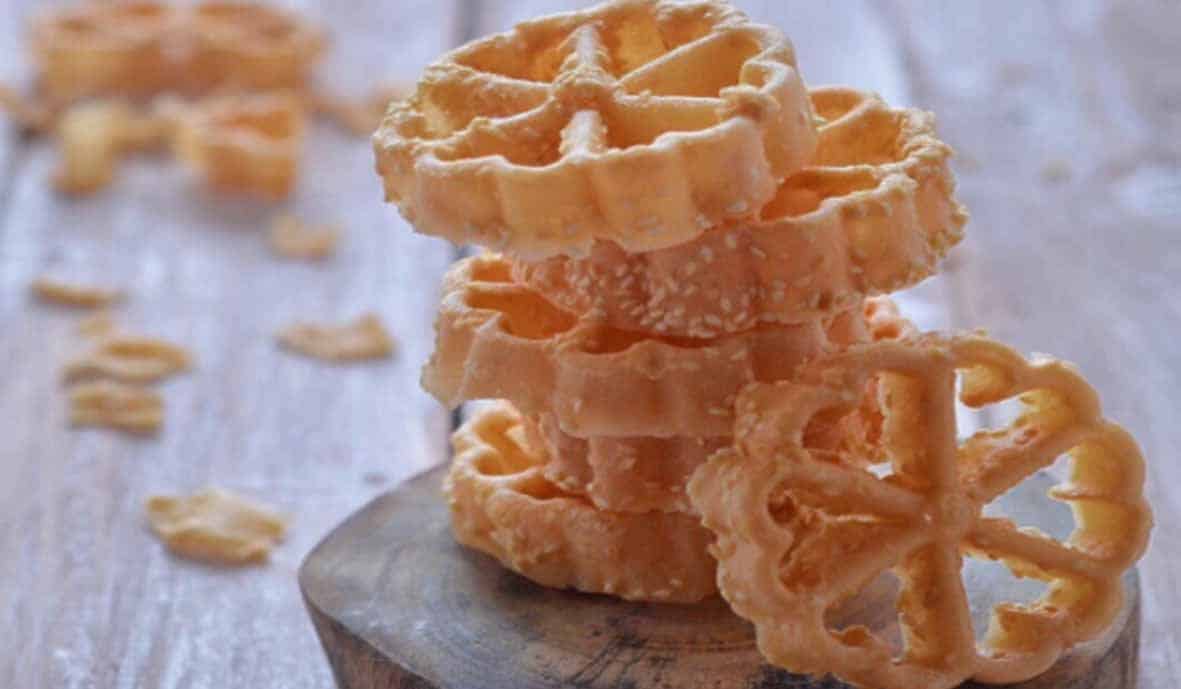 Kue Kembang Goyang Wijen, 1. Bandeng Rorod, 2. Kue Biji Ketapang, 3. Kue Duit, 4. Kue Akar Kelapa, 5. Kue Kembang Goyang Wijen, 6. Kue Dongkal, 7. Kue Rangi, 8. Kue Jalabia
